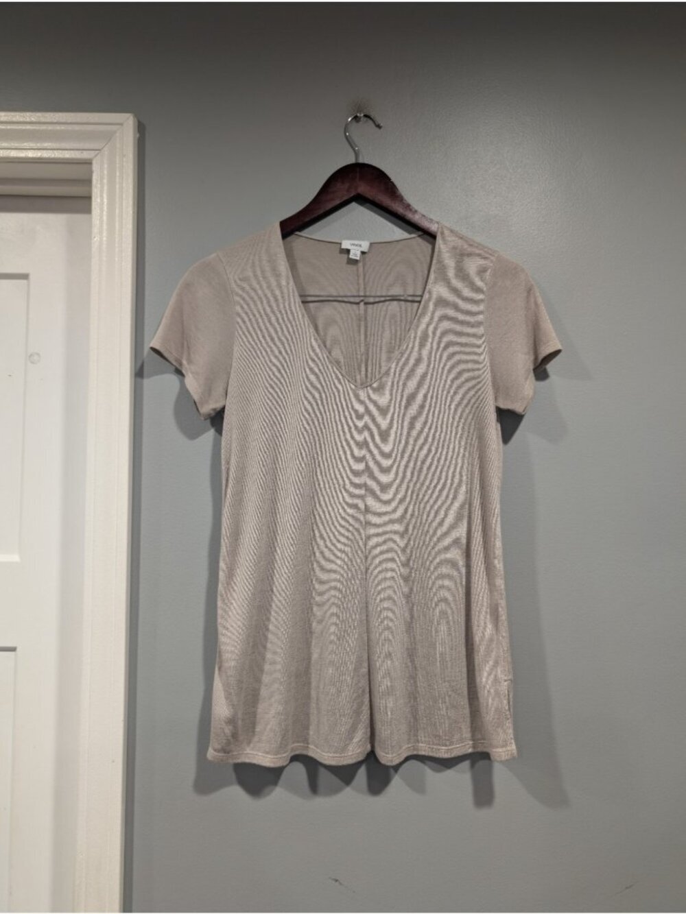 Vince Women's Beige V-Neck Short Sleeve T-Shirt Top Center Seam Detail Sz S